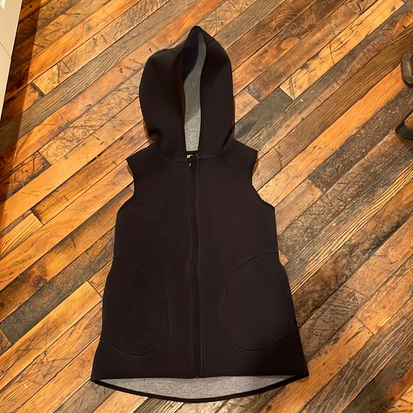 Lululemon reversible hooded vest. Size 4. - Picture 2 of 10